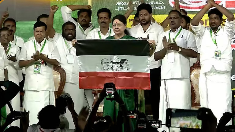 ഇനിയും മൗനം തുടരാനാവില്ല, സ്വന്തം പാർട്ടി പ്രഖ്യാപിക്കാനൊരുങ്ങി ശശികല; പതാകയിൽ ജയലളിതയും എംജിആറും