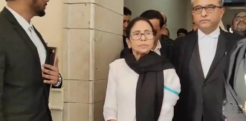 ‘ജനാധിപത്യം സംരക്ഷിക്കാനാണ് തന്റെ പോരാട്ടം, ജനങ്ങൾക്ക് വേണ്ടിയാണ് കോടതിയിൽ വന്നത്’; സുപ്രീം കോടതിയിൽ നേരിട്ട് വാദിച്ച് മമത ബാനർജി