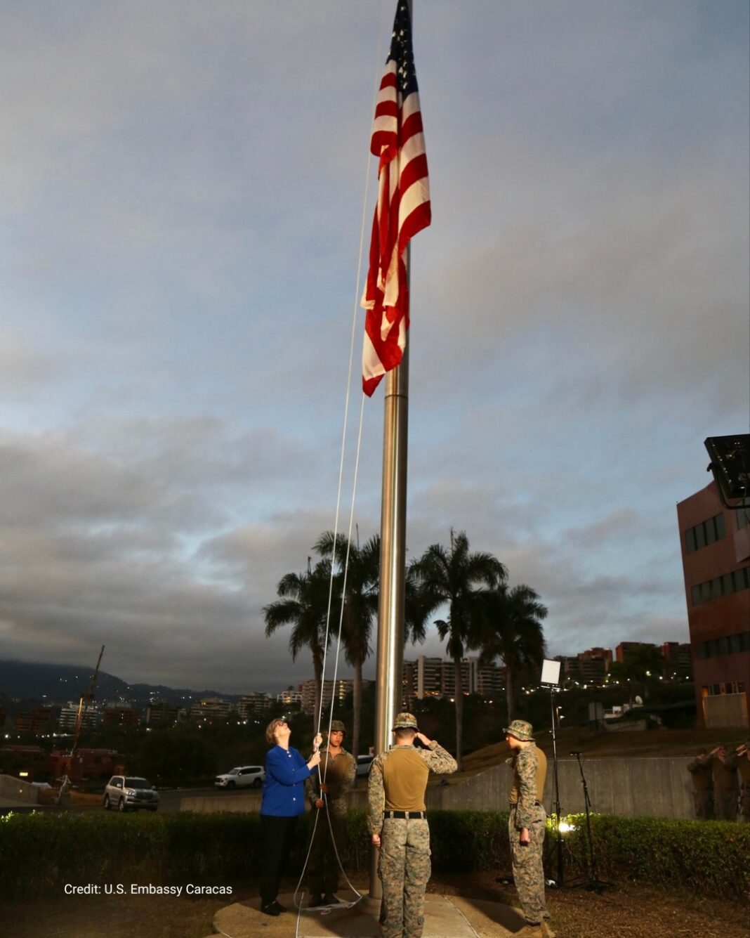വെനസ്വേല യുഎസ് എംബസിയിൽ വീണ്ടും അമേരിക്കൻ പതാക ഉയർന്നു; 2019-ന് ശേഷം ആദ്യം