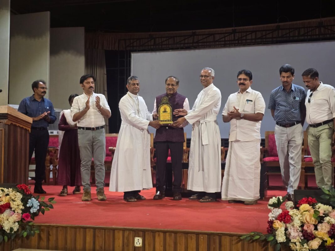 ക്രൈസ്റ്റ് കോളേജ് അലുംനി മീറ്റില് വി പി നന്ദകുമാറിനെ ആദരിച്ചു