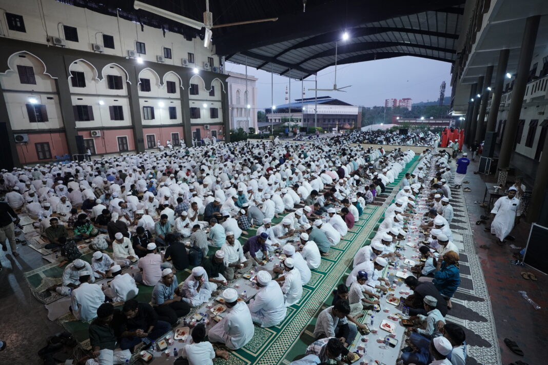 റമളാൻ ആത്മീയ സമ്മേളനം: ഒന്നിച്ചിരുന്ന് നോമ്പുതുറന്ന് ആയിരങ്ങൾ