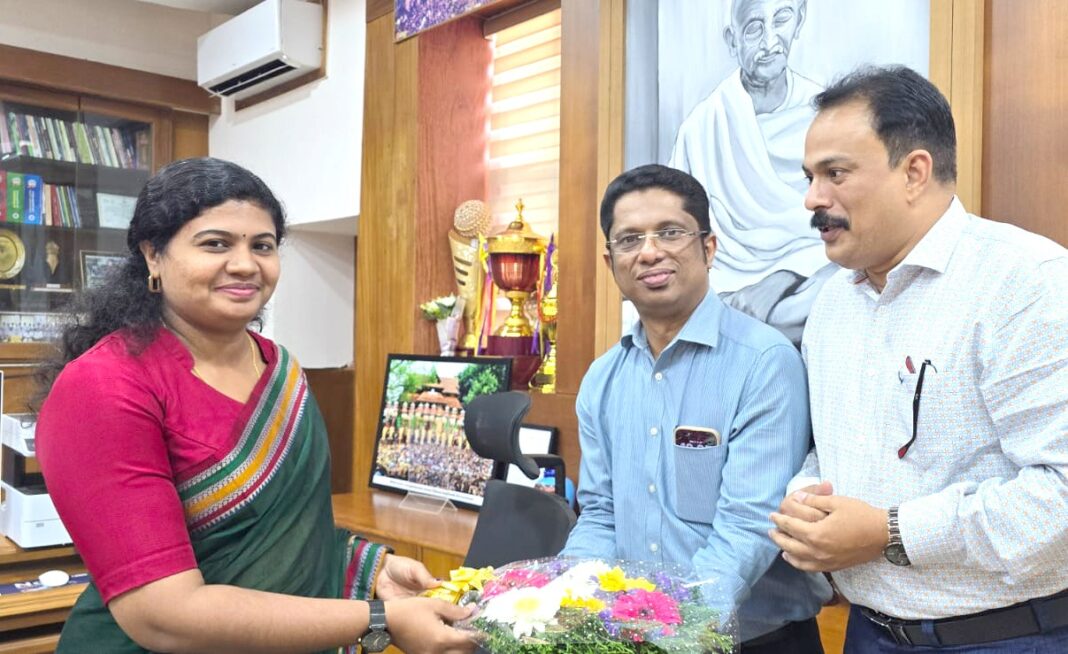 കളക്ടര് ശിഖാ സുരേന്ദ്രന് ഊഷ്മളമായ വരവേല്പ്
