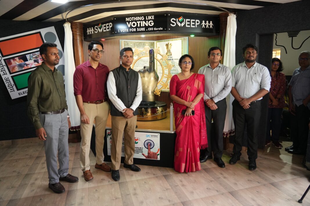 ഡിഫറന്റ് ആര്ട് സെന്ററില് ത്രീഡി പ്രിന്റഡ് ഡെമോക്രസി മെമെന്റോ പ്രകാശനം ചെയ്തു