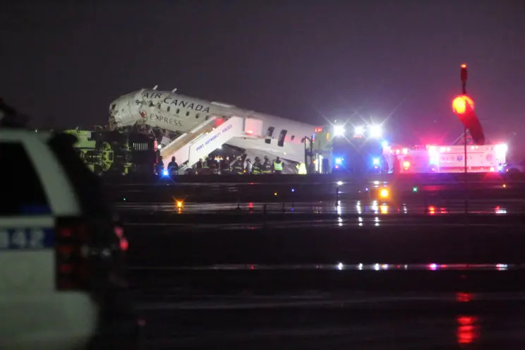 ലാഗ്വാർഡിയയിൽ ലാൻഡിംഗിനിടെ എയർ കാനഡ വിമാനം ഫയർ ട്രക്കുമായി കൂട്ടിയിടിച്ചു: രണ്ട് പൈലറ്റുമാർ മരിച്ചു, 41 പേർ ആശുപത്രിയിൽ; വിമാനത്താവളം അടച്ചു