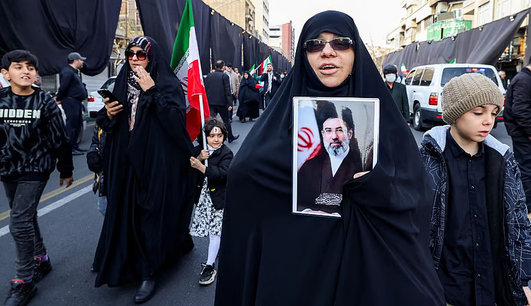 ഇറാനില് ആക്രമണം ശക്തമാക്കുകയാണെന്ന് ഇസ്രയേല്; പിന്നാലെ മൊജ്തബയുടെ ചിത്രങ്ങളുമേന്തി ഇന്ക്വിലാബ് സ്ക്വയറില് ഒത്തുകൂടി ജനം