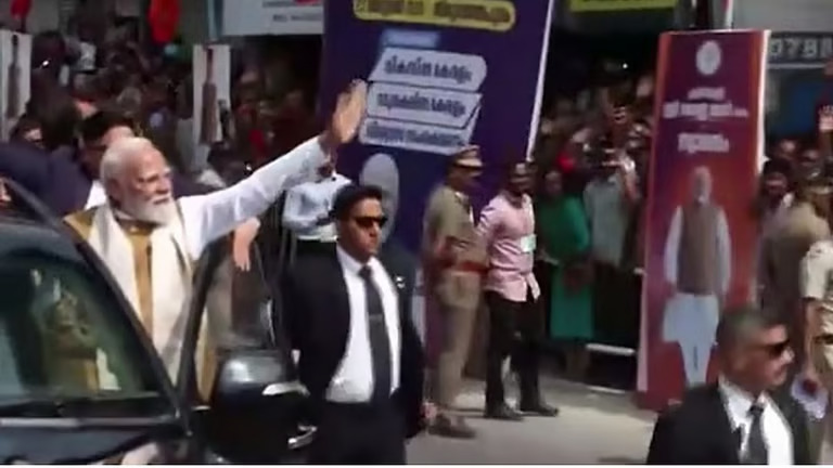 അനുമതിയില്ലാതെ ഫ്ലക്സ് ബോർഡുകൾ സ്ഥാപിച്ചതിൽ പിഴ അടയ്ക്കാതെ ബിജെപി; നിയമലംഘനം കണ്ടില്ലെന്ന് നടിച്ച് മേയറും ഭരണസമിതിയും