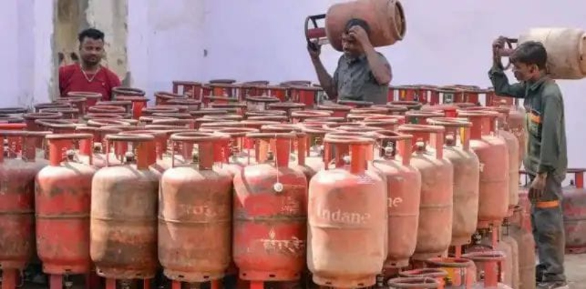 ‘14.2 കിലോയുടെ സിലിണ്ടറിൽ 10 കിലോ മാത്രം നിറയ്ക്കും’; രാജ്യത്ത് ഗാർഹിക സിലണ്ടറിന്റെ അളവ് കുറയ്ക്കുന്നത് പരിഗണനയിൽ