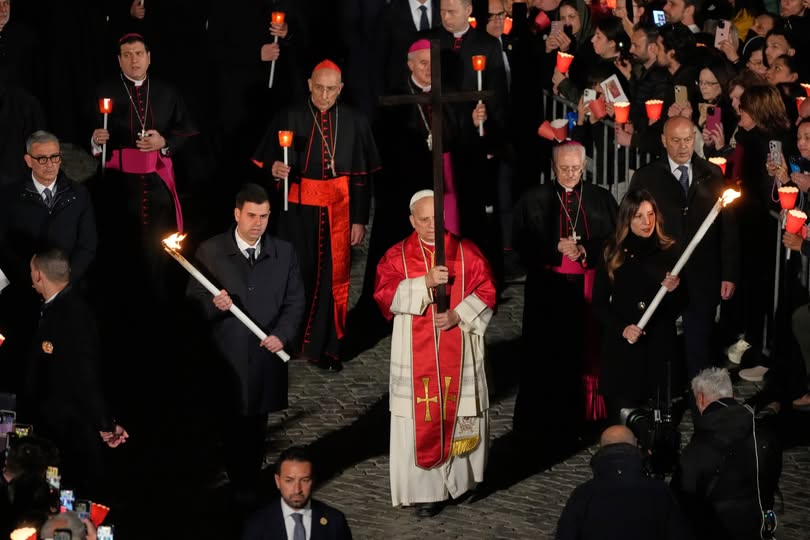 ചരിത്രം കുറിച്ചു റോമിലെ കൊളോസിയത്തിൽ ദുഃഖവെള്ളിയാഴ്ച നടന്ന കുരിശിന്റെ വഴി ശുശ്രൂഷകളിൽ മുഴുവൻ സമയവും തടിമരക്കുരിശ് വഹിച്ച് ലിയോ പതിനാലാമൻ മാർപാപ്പ