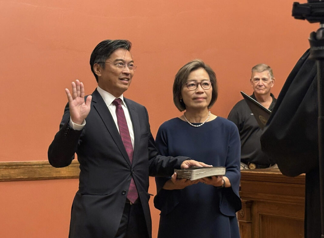 ഫോർട്ട് ബെൻഡ് കൗണ്ടി ആക്ടിംഗ് ജഡ്ജിയായി ഡാനിയൽ വോങ് സത്യപ്രതിജ്ഞ ചെയ്തു