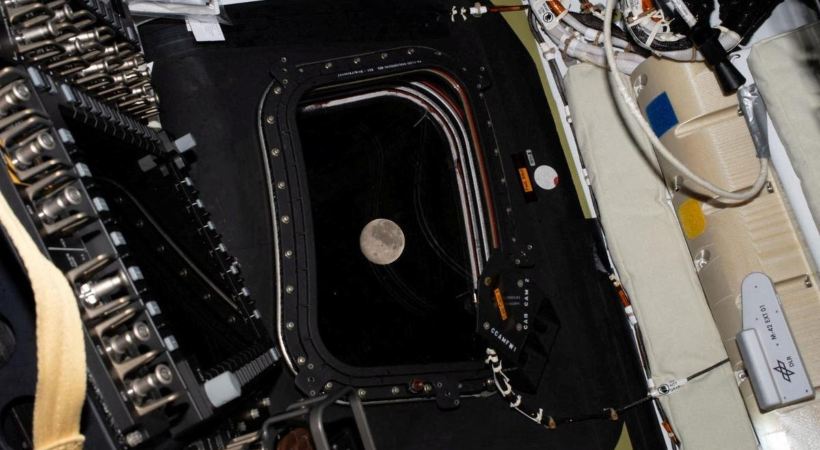 പുതുചരിത്രമെഴുതി ആര്ട്ടിമിസ് 2 സംഘം; ഭൂമിയില് നിന്ന് ഏറ്റവും അധികം ദൂരം സഞ്ചരിച്ചവരായി; മറികടന്നത് 1970ലെ റെക്കോര്ഡ്