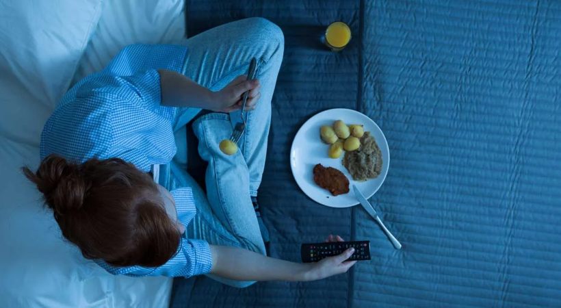 രാത്രി ഭക്ഷണം വളരെ വൈകിയാണോ കഴിയ്ക്കാറ്? ഈ ശീലം അപകടകരമെന്ന് പറയാനുള്ള കാരണം ഇതൊക്കെയാണ്