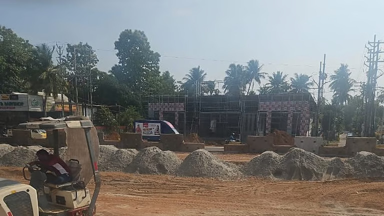 ഹൈവേ നിർമാണത്തിൻ്റെ മറവിൽ കോടികളുടെ സിലിക്ക മണൽ കടത്തുന്നതായി പരാതി