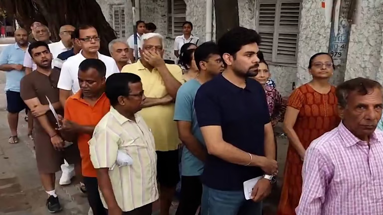 തെരഞ്ഞെടുപ്പ് കമ്മീഷൻ നിരീക്ഷകർ ഭീകരരെ പോലെ പെരുമാറുന്നുവെന്ന് മമത; ബംഗാളിലെ രണ്ടാംഘട്ട വോട്ടെടുപ്പിനിടെ സംഘർഷം