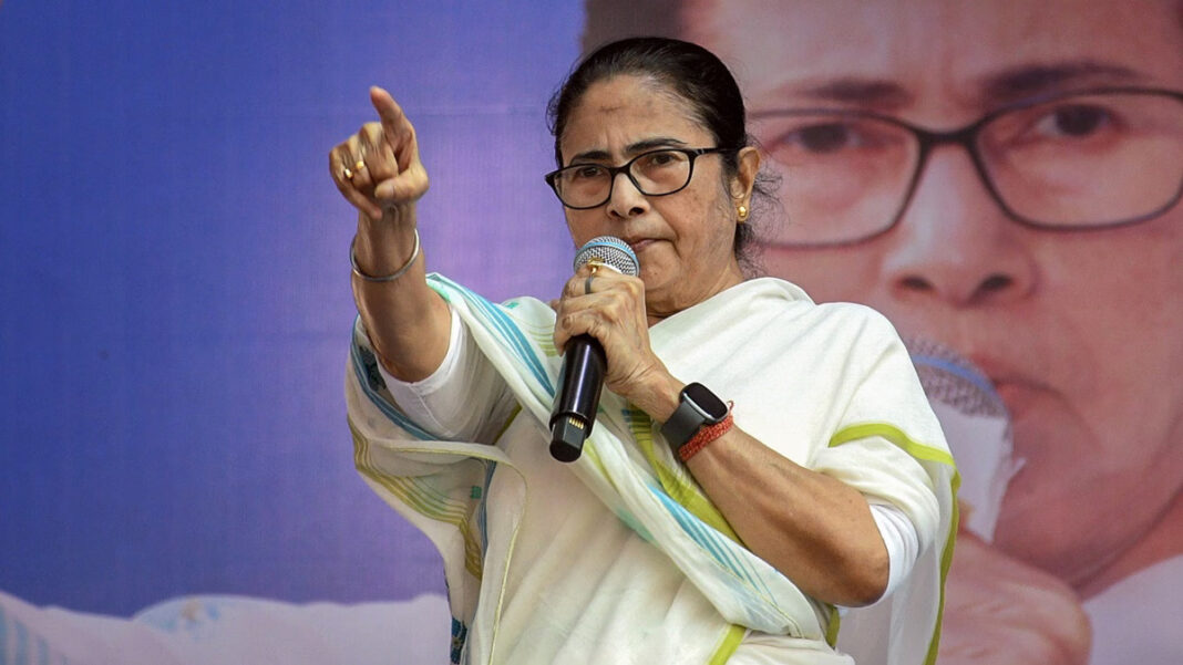 മമത ബാനർജി നിയമിച്ച വിരമിച്ച ഉദ്യോഗസ്ഥർക്ക് ഓഫീസുകളിൽ വിലക്ക്; ഇന്നുമുതൽ ജോലിയ്ക്ക് ഹാജരാകേണ്ടെന്ന് നിർദേശം