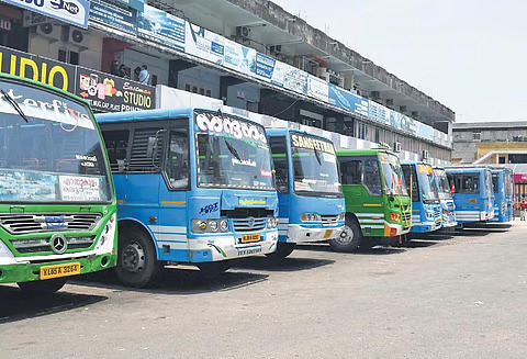 പൊതുഗതാഗത സംവിധാനത്തെ നശിപ്പിക്കും; കെഎസ്ആർടിസിയിലെ സൗജന്യ യാത്രക്കെതിരെ സ്വകാര്യ ബസ് ഉടമകൾ