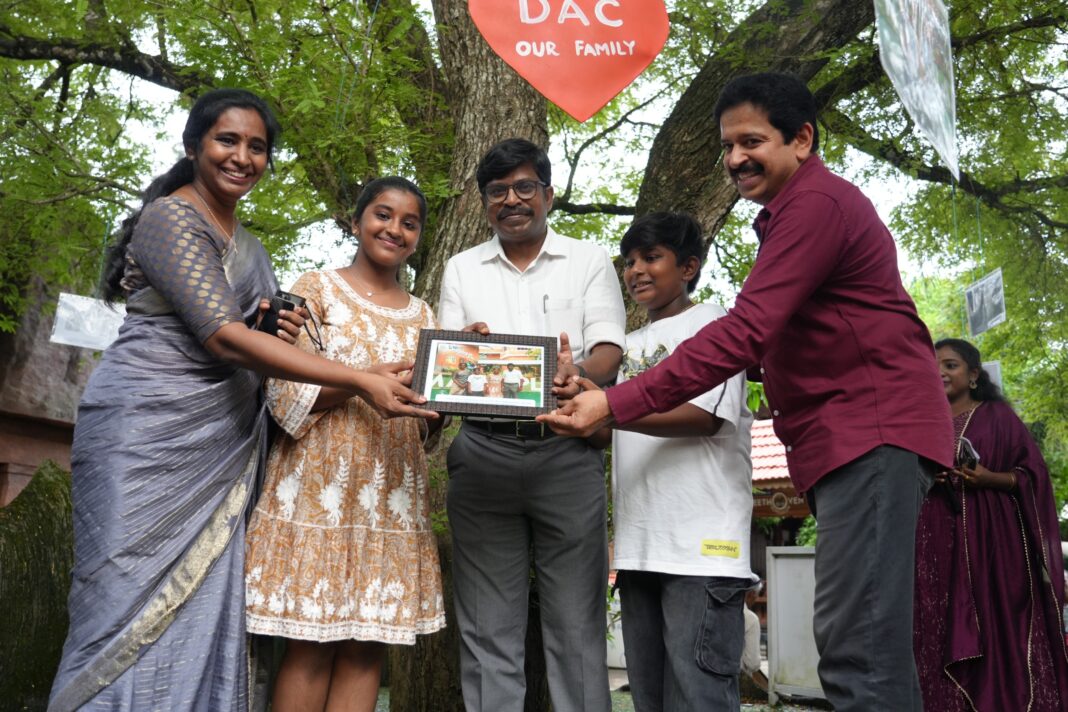 കുടുംബചിത്രങ്ങള് നിറച്ച സ്നേഹമരം തീര്ത്ത് ഡിഫറന്റ് ആര്ട് സെന്ററിലെ ഭിന്നശേഷിക്കാര്